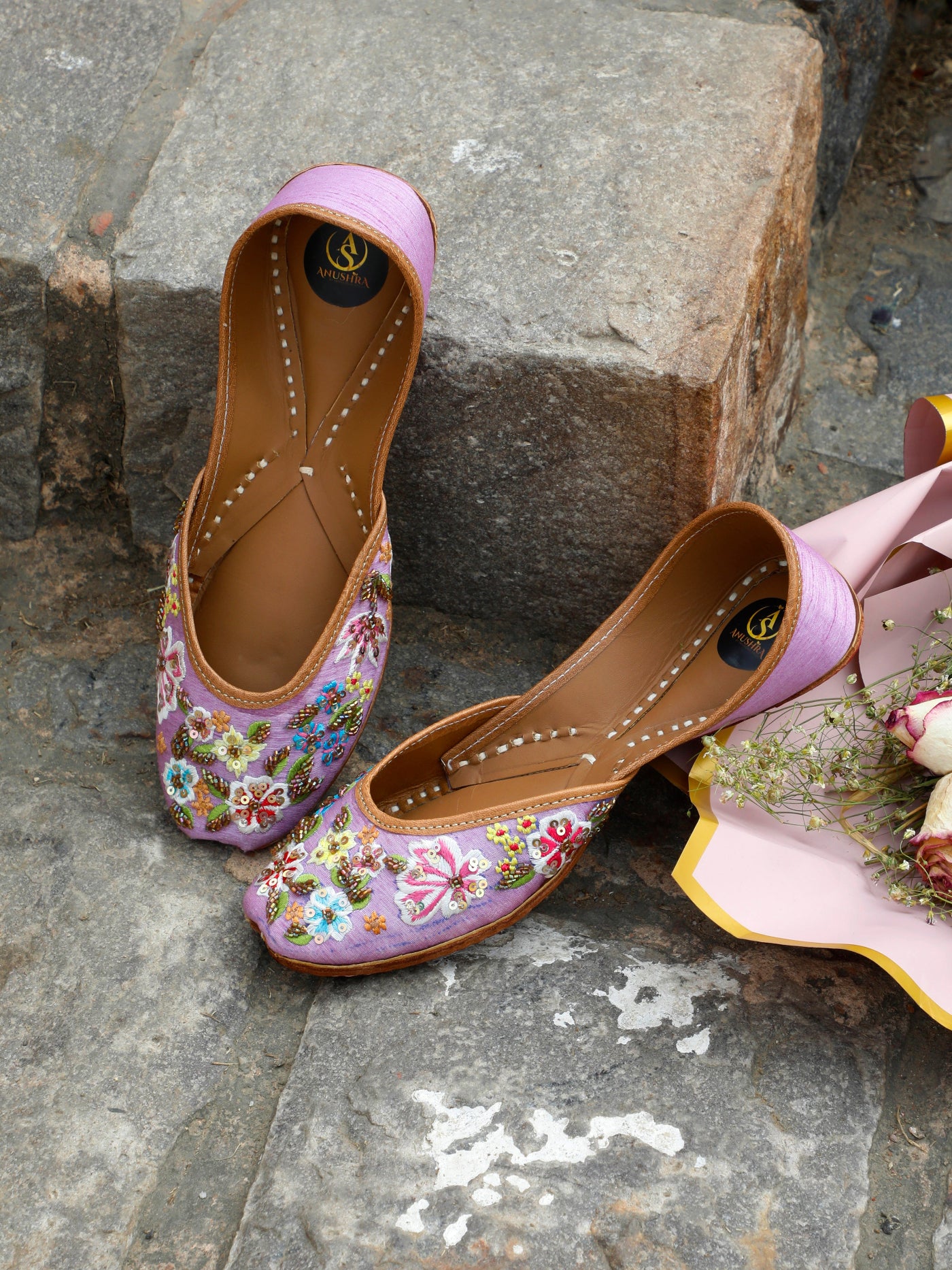 Lavender Phoolkari Jutti