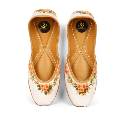 Gulnaar white embellished jutti for women – sole and heel view