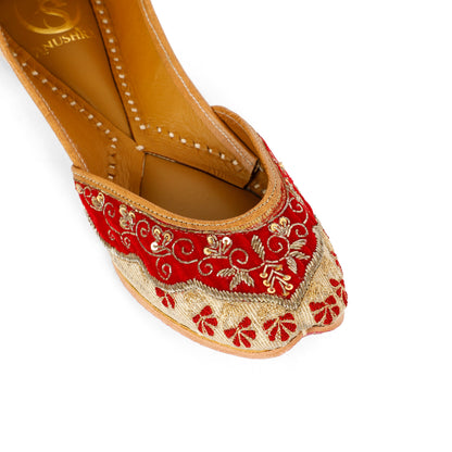 Rajwadi gold embellished jutti for women – sole and heel view