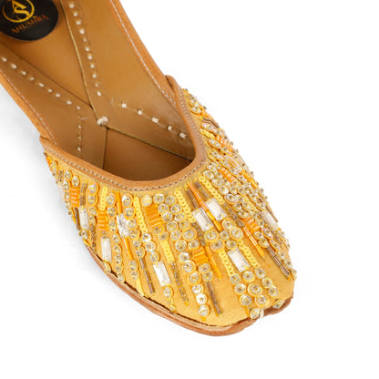 Sunehri Jaal gold embellished jutti for women – sole and heel view