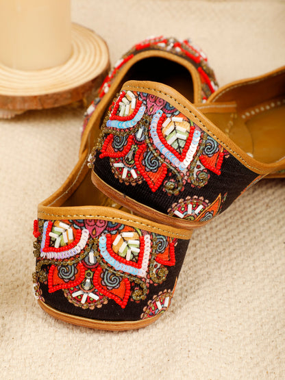 Rangriti Kalamkari black embellished jutti for women – sole and heel view