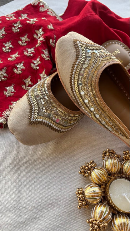 Janhan gold embellished half jutti for women – sole and heel view